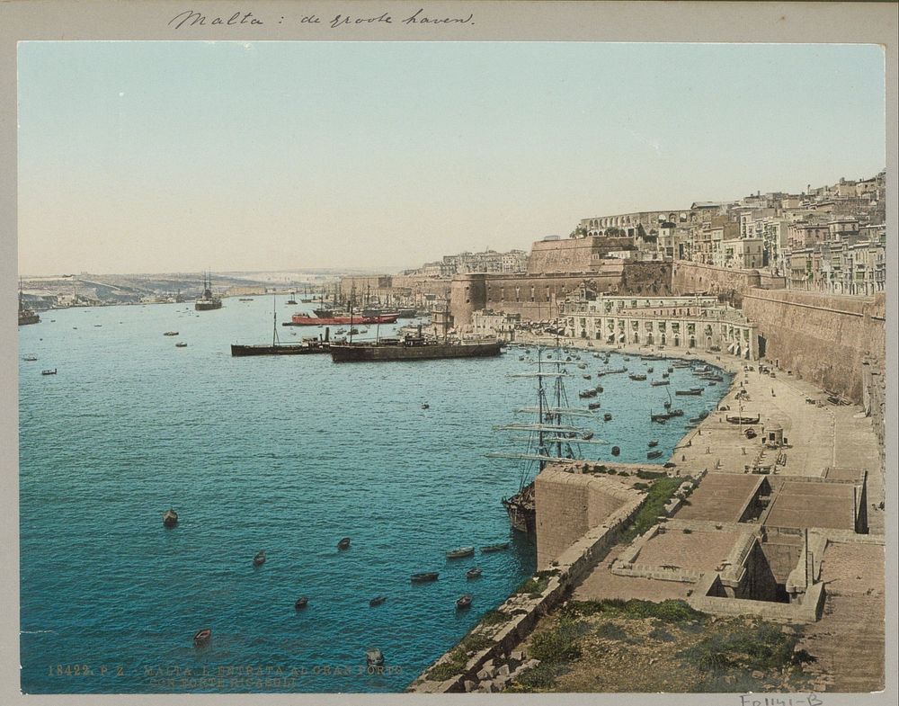 Gezicht op de haven van Kalkara met het fort Ricasoli (c. 1900 - c. 1910) by anonymous and Photochrom Zürich