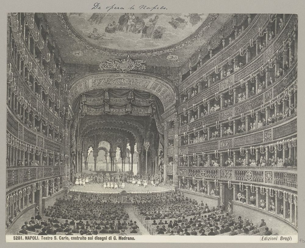 Fotoreproductie van (vermoedelijk) een prent, voorstellend het interieur van Teatro San Carlo in Napels (c. 1900 - in or…
