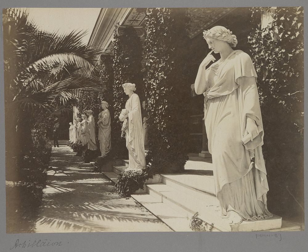 Beeldengalerij van het Achilleion op Corfu met klimop en palmen (c. 1895 - in or before 1905) by anonymous