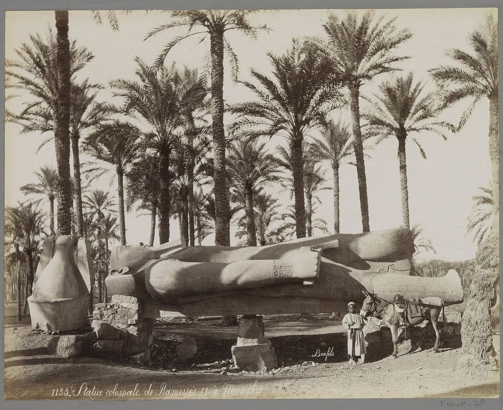 Liggend beeld van Ramses II in Memphis, op de voorgrond een jongen met een ezel (c. 1895 - in or before 1905) by Maison…