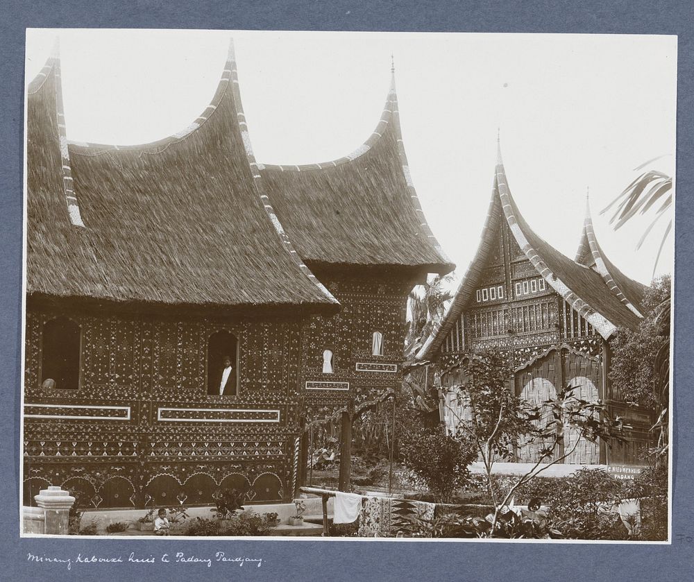 Exterieur van een Minangkabouhuis in Padang Pandjang op Sumatra (c. 1900 - c. 1920) by Christiaan Benjamin Nieuwenhuis