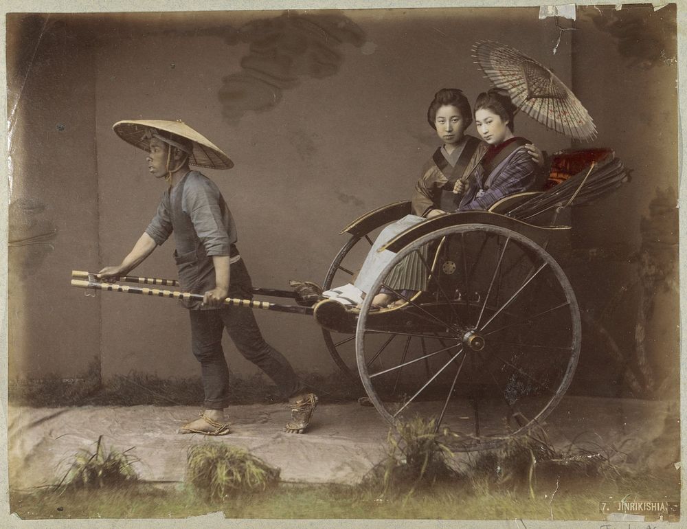 Portret van een riksjarijder met twee vrouwelijke passagiers (c. 1870 - c. 1891) by Kusakabe Kimbei