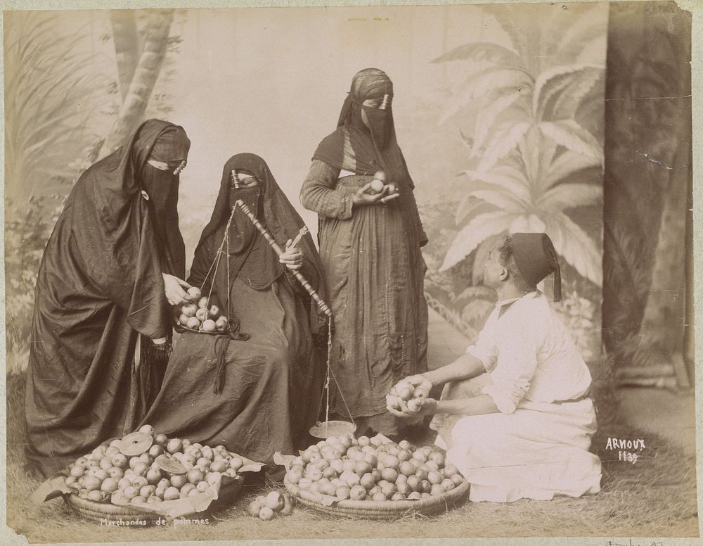 Portret van een appelverkoper met gesluierde klanten in Egypte (c. 1870 - c. 1891) by Hippolyte Arnoux