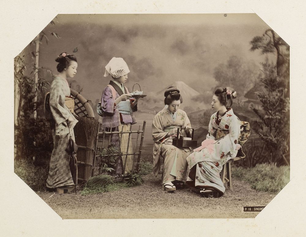 Groepsportret van vier Japanse vrouwen met theeservies (c. 1870 - c. 1900) by anonymous