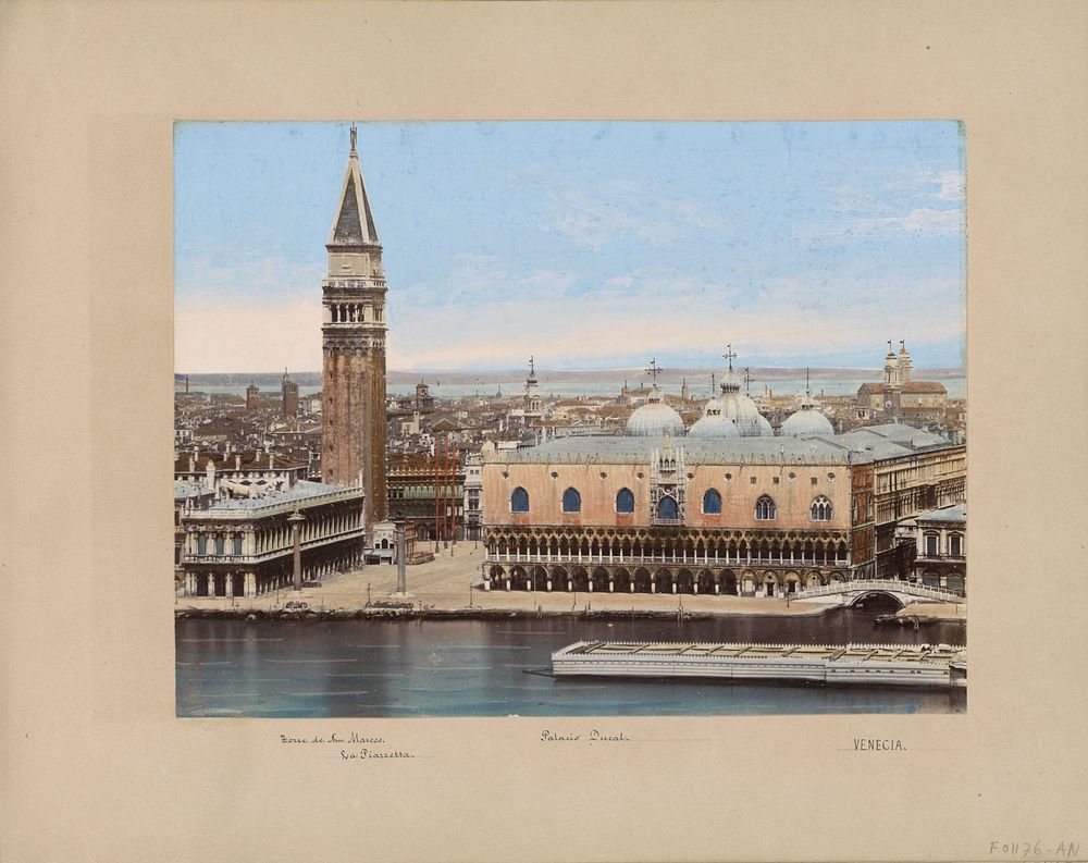 Gezicht op het Dogepaleis, de Campanile en omliggende gebouwen in Venetië (1850 - 1876) by anonymous