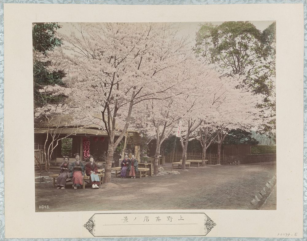 Gezicht op de theehuisjes in het Ueno-park in Tokyo (c. 1870 - c. 1900) by anonymous