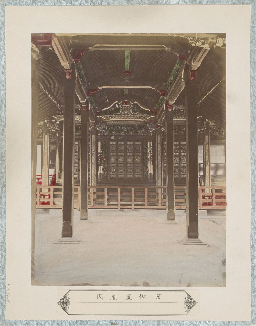 Interieur van een mausoleum in de Shiba-buurt in Tokyo (c. 1870 - c. 1900) by anonymous