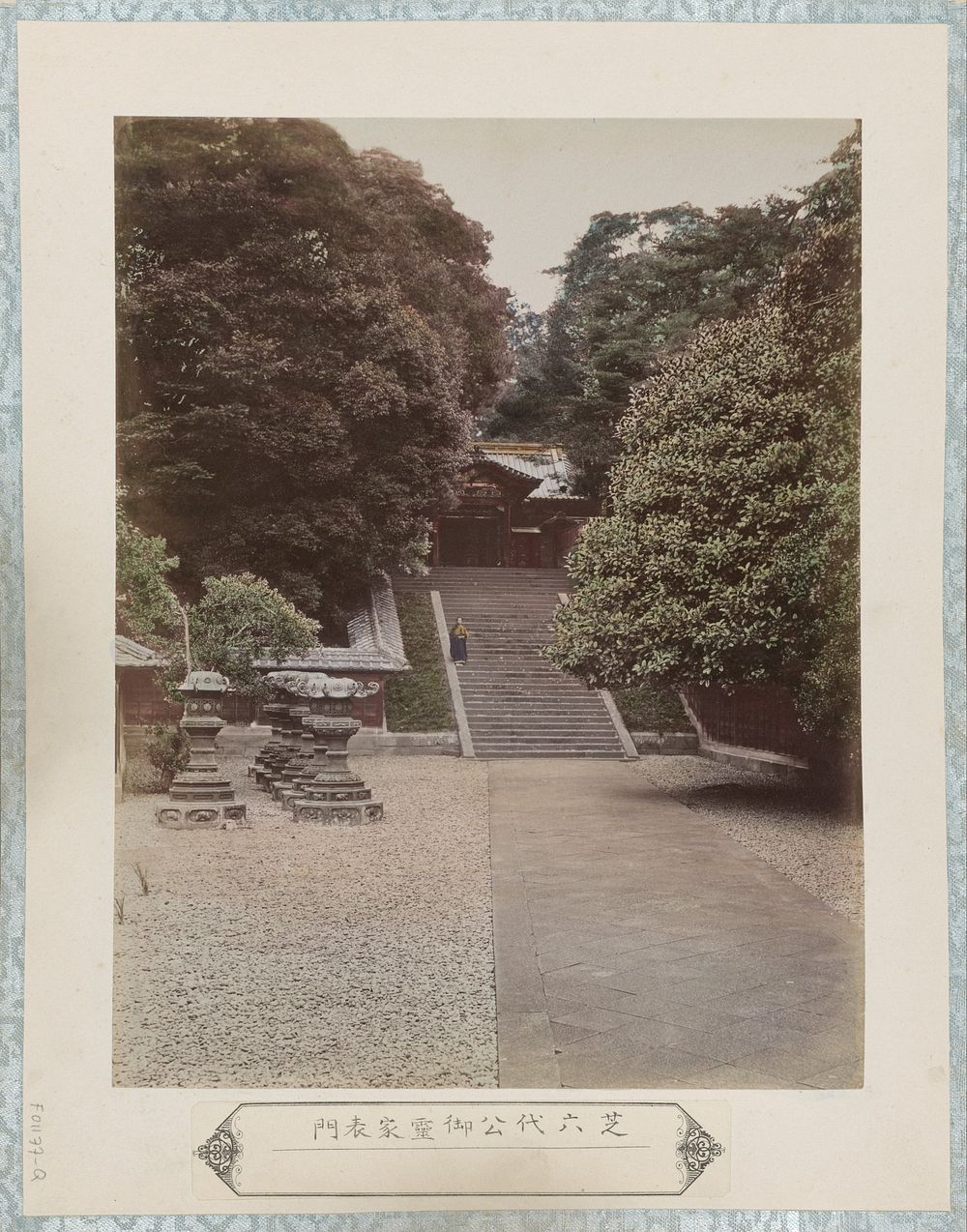 Poort naar het mausoleum voor de zesde shogun in Shiba bij Tokyo (c. 1870 - c. 1900) by anonymous
