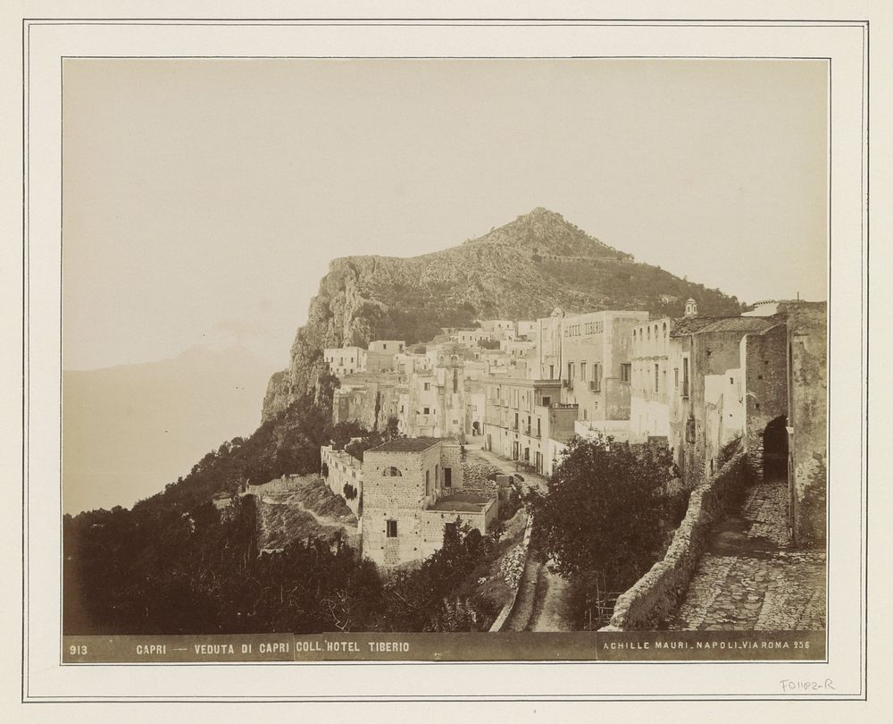 Gezicht op Capri met rechts Hotel Tiberio (c. 1860 - c. 1890) by Achille Mauri