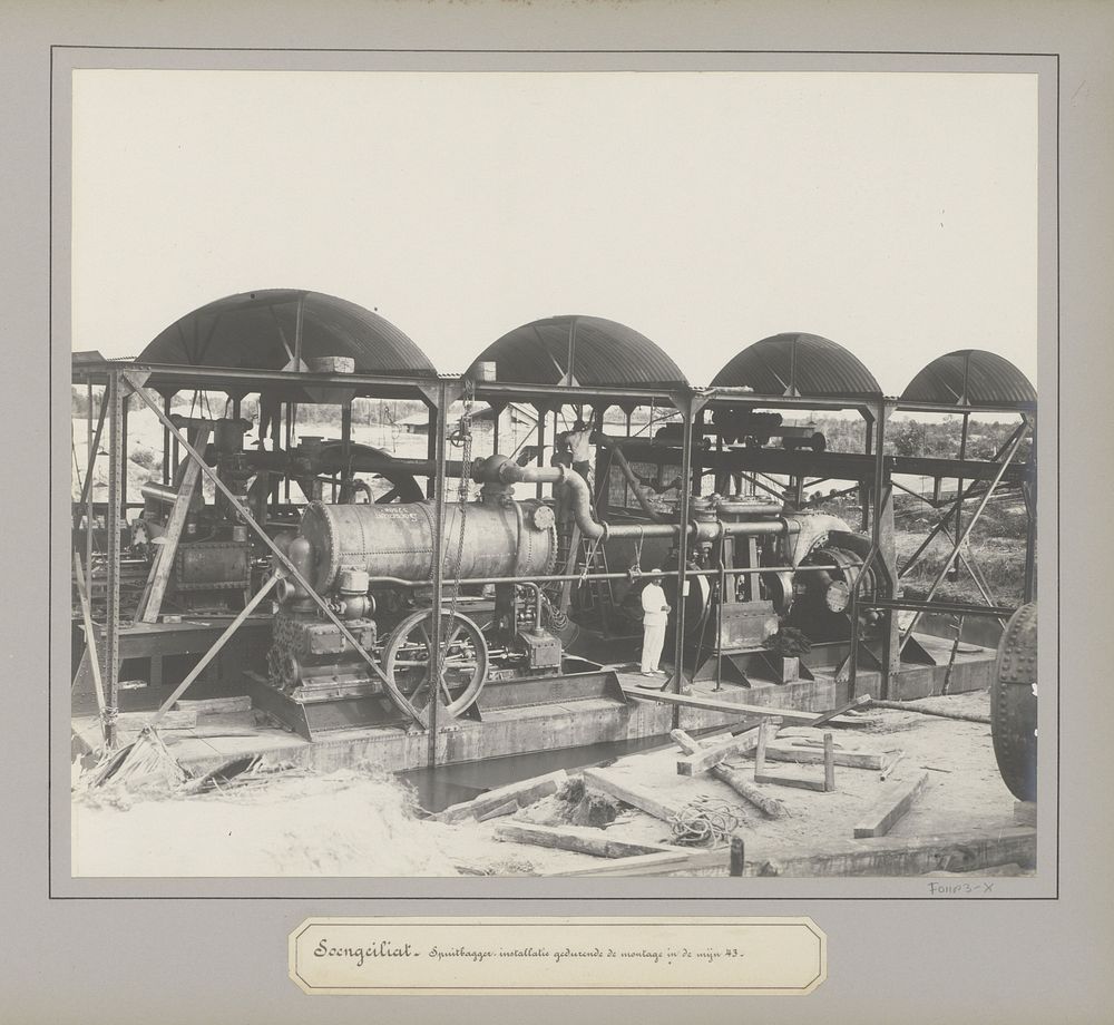 Spuitbaggerinstallatie in aanbouw op een tinonderneming te Soengeiliat (c. 1900 - c. 1920) by anonymous