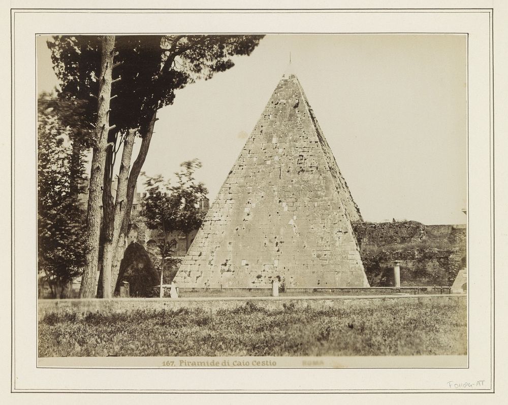 Exterieur van de Piramide van Cestius in Rome (c. 1865 - c. 1890) by anonymous