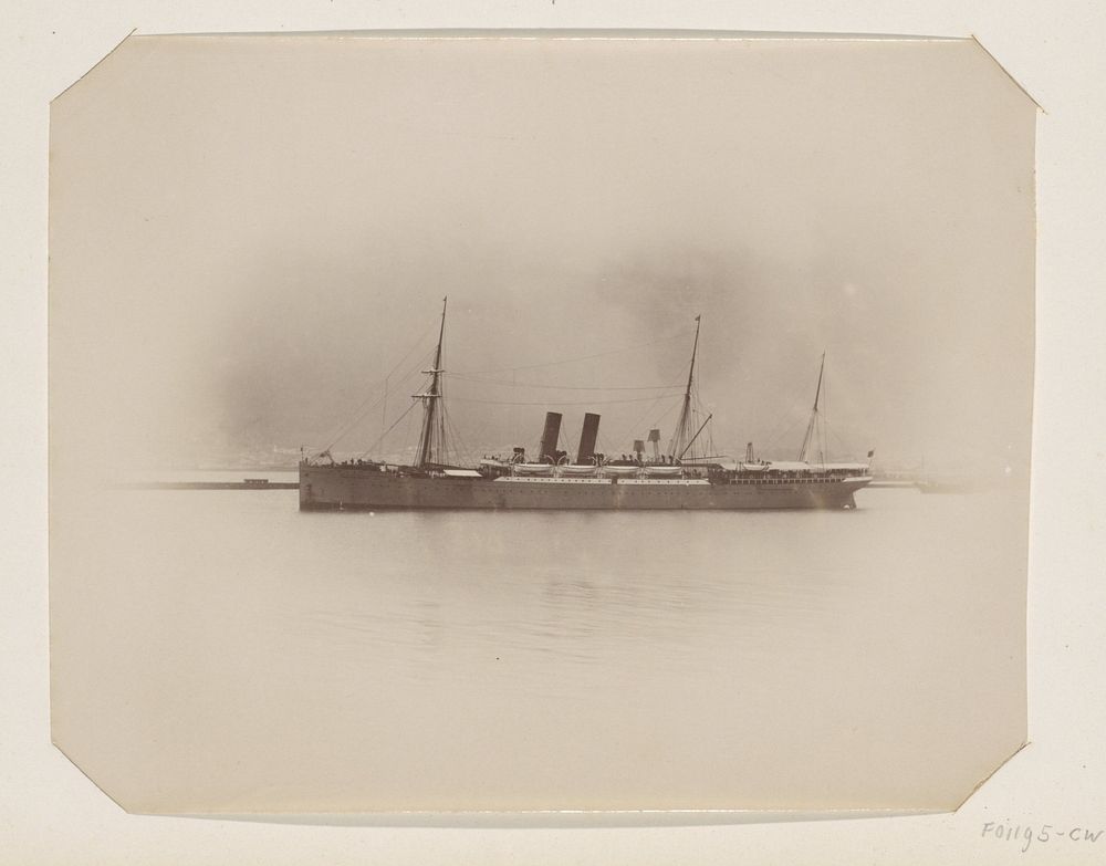 Schip voor anker in een haven, mogelijk in Zuid-Afrika. (c. 1880 - c. 1910) by anonymous