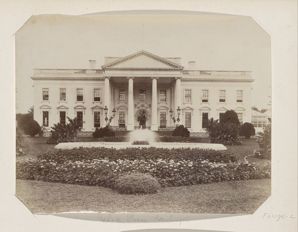 Voorgevel en voortuin van het Witte Huis in Washington D.C. (c. 1860 - c. 1900) by anonymous