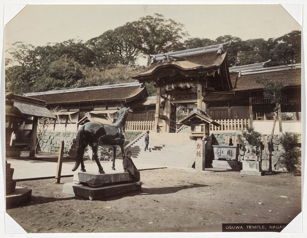 Osuwa-tempel met heilig bronzen paard in Nagasaki (1890 - 1894) by anonymous
