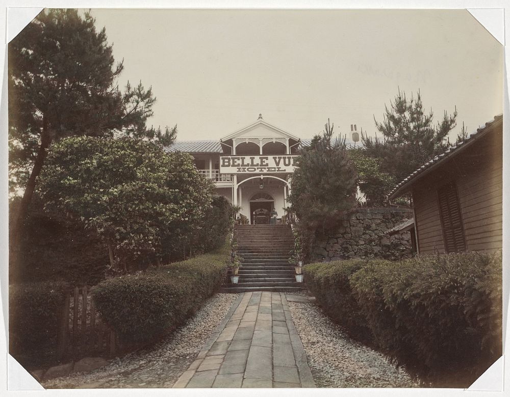 Ingang van Hotel Bellevue in Nagasaki (c. 1870 - c. 1900) by anonymous