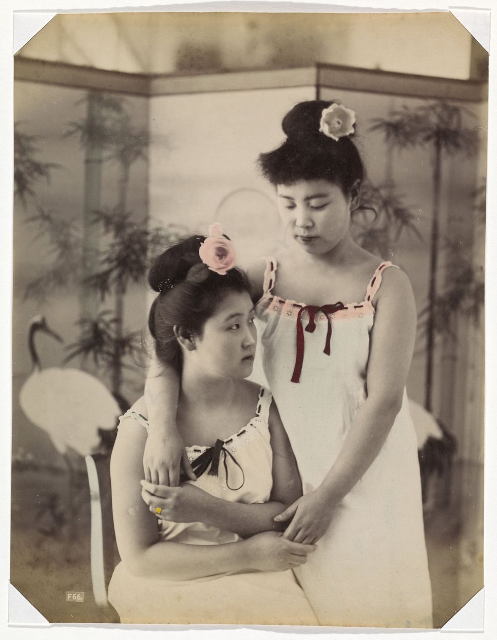Twee Japanse vrouwen in onderjurk (1890 - 1894) by anonymous