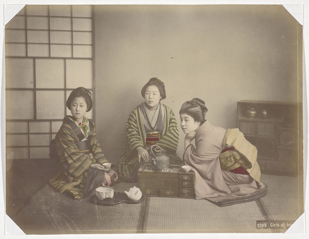 Drie Japanse vrouwen drinken thee (1890 - 1894) by anonymous