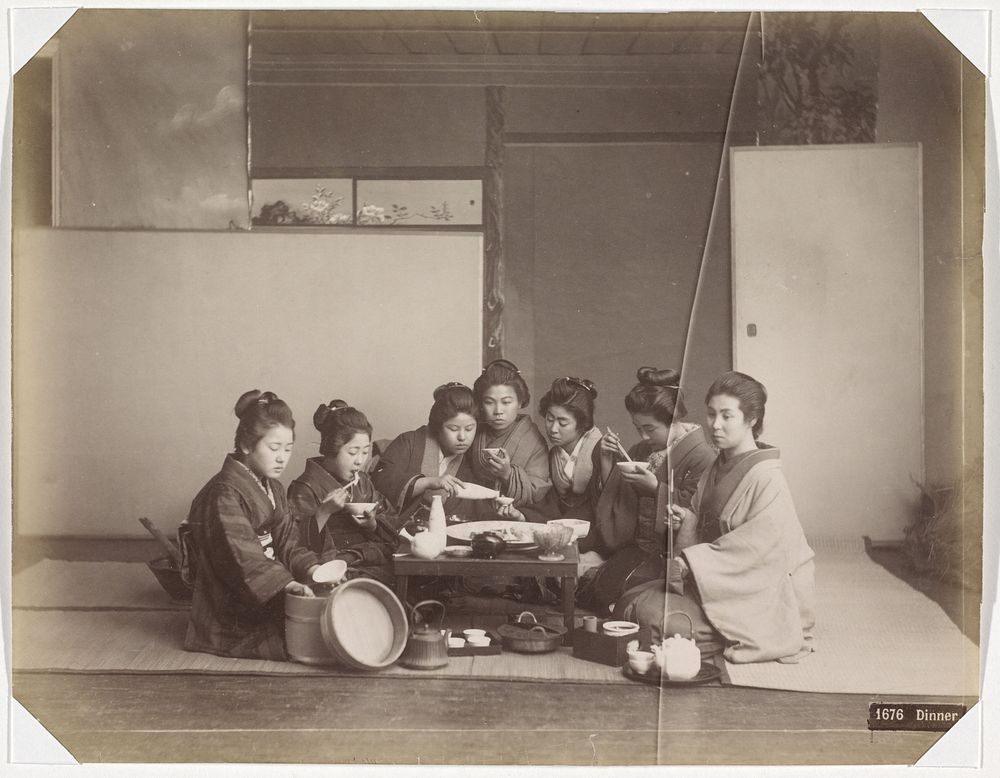 Japanse vrouwen aan de maaltijd (1890 - 1894) by anonymous
