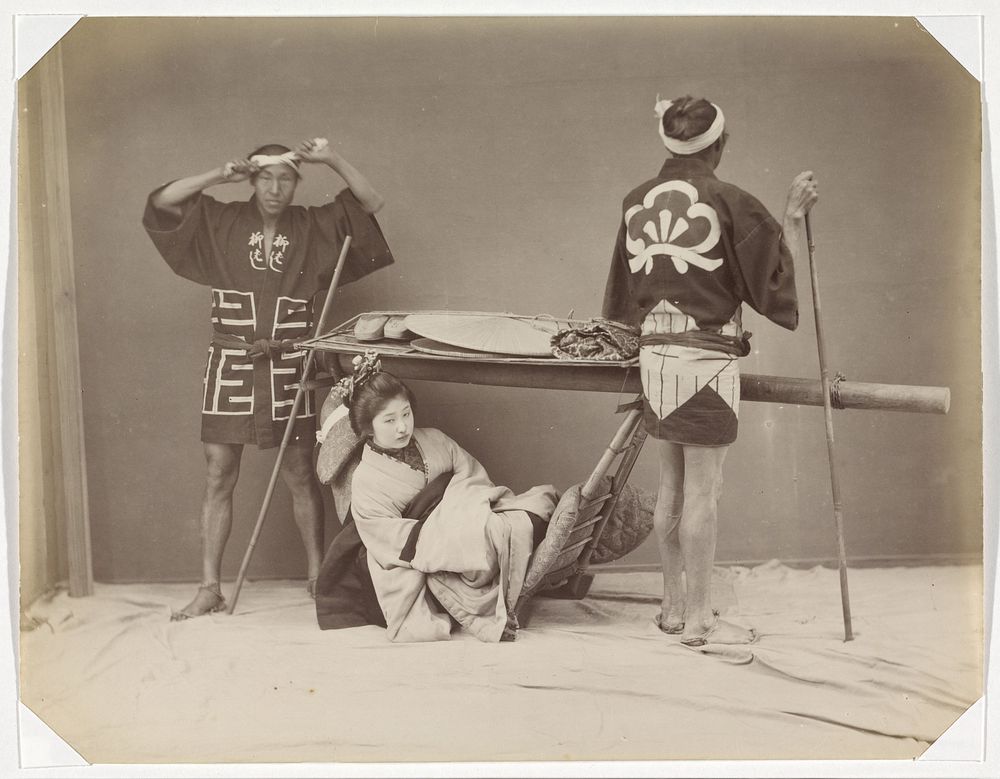 Japanse vrouw in een draagstoel met twee dragers (1890 - 1894) by anonymous