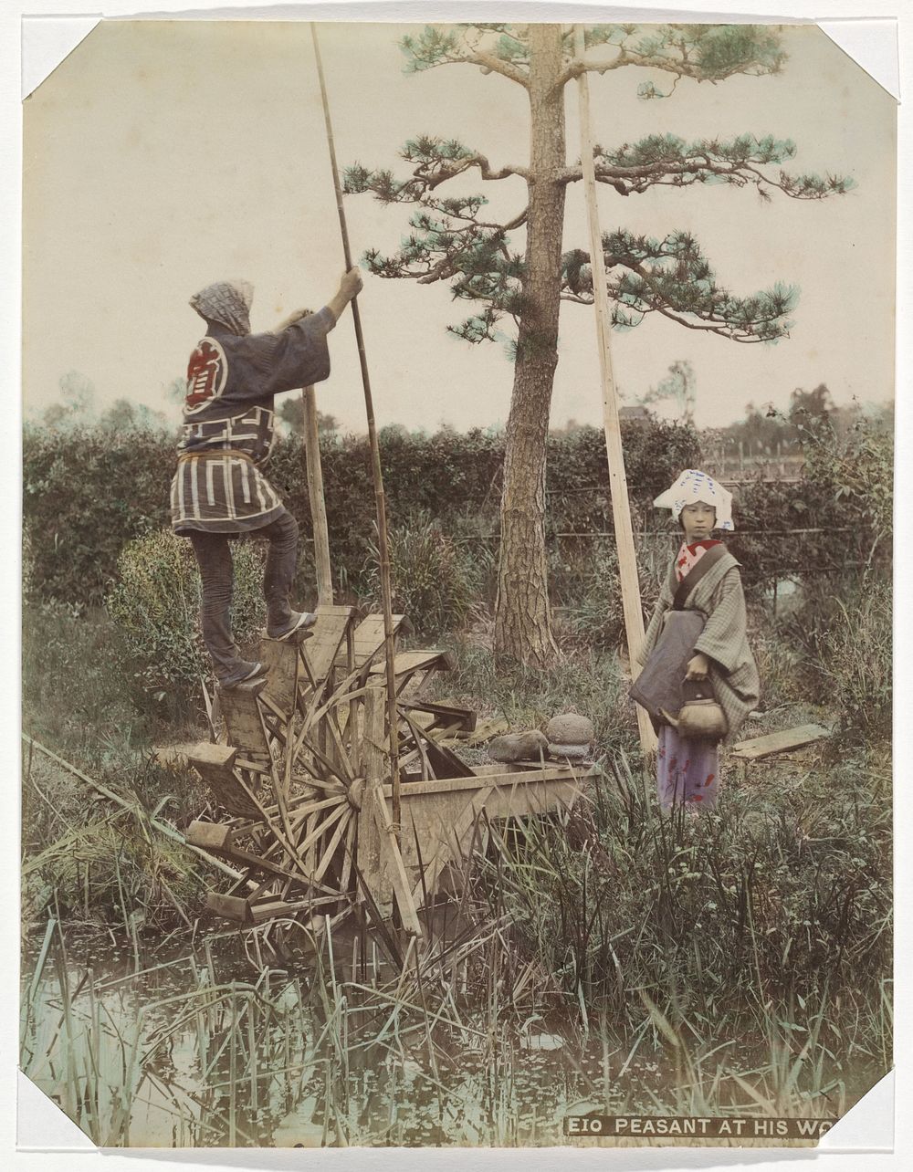 Japanse boeren aan het werk bij een tredmolen (1890 - 1894) by anonymous