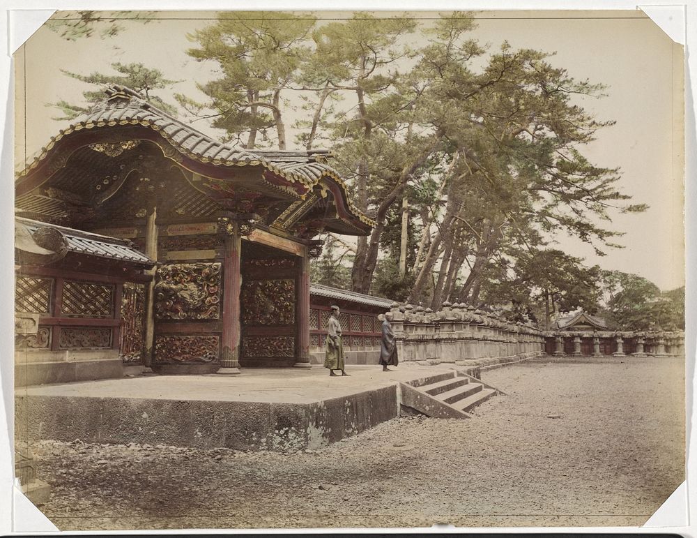 Monniken voor de Shiba-tempel in Tokyo (1890 - 1894) by anonymous