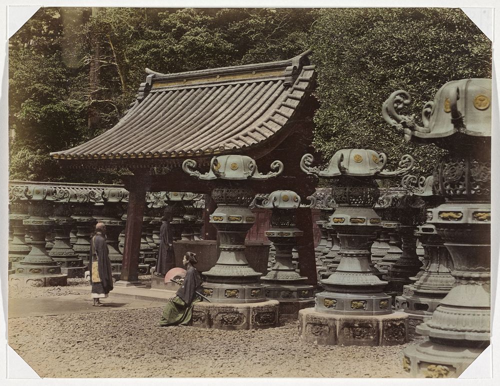 Twee mensen bij de Shiba-tempel in Tokyo (1890 - 1894) by anonymous