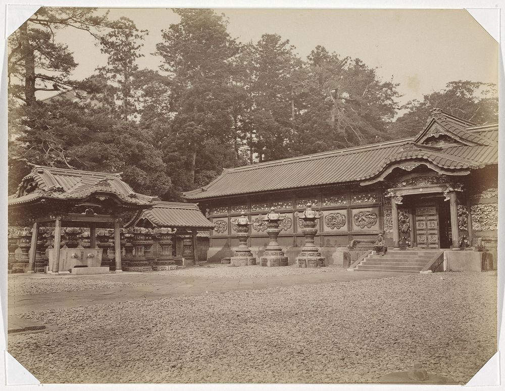 Exterieur van de Shiba-tempel in Tokyo (1890 - 1894) by anonymous