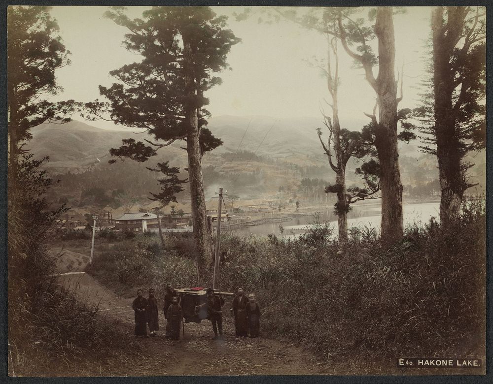 Gezicht op het meer van Hakone met op de voorgrond kinderen met een draagkoets (1890 - 1894) by anonymous
