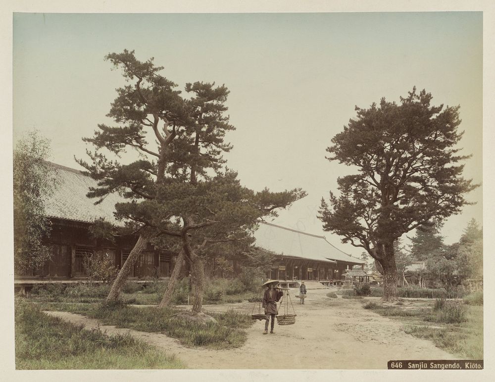 Tempel van Sanjiu Sangendo in Kyoto met op de voorgrond een man met een draagstok (c. 1870 - c. 1900) by anonymous