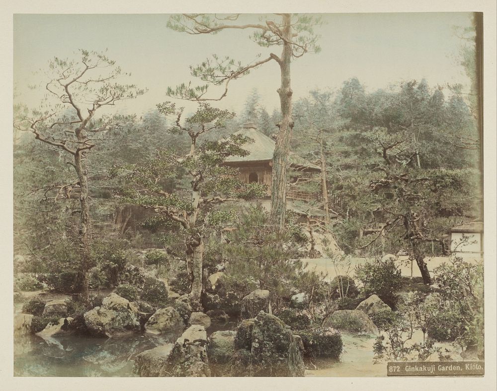 Bomen, paviljoen en stenen in de Ginkakuji-tuin in Kyoto (c. 1870 - c. 1900) by anonymous