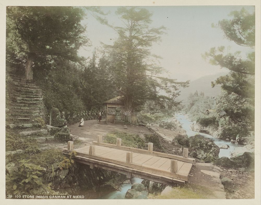 Brug en stenen beelden in de Kanmangafuchi-kloof bij Nikko (c. 1870 - c. 1900) by anonymous