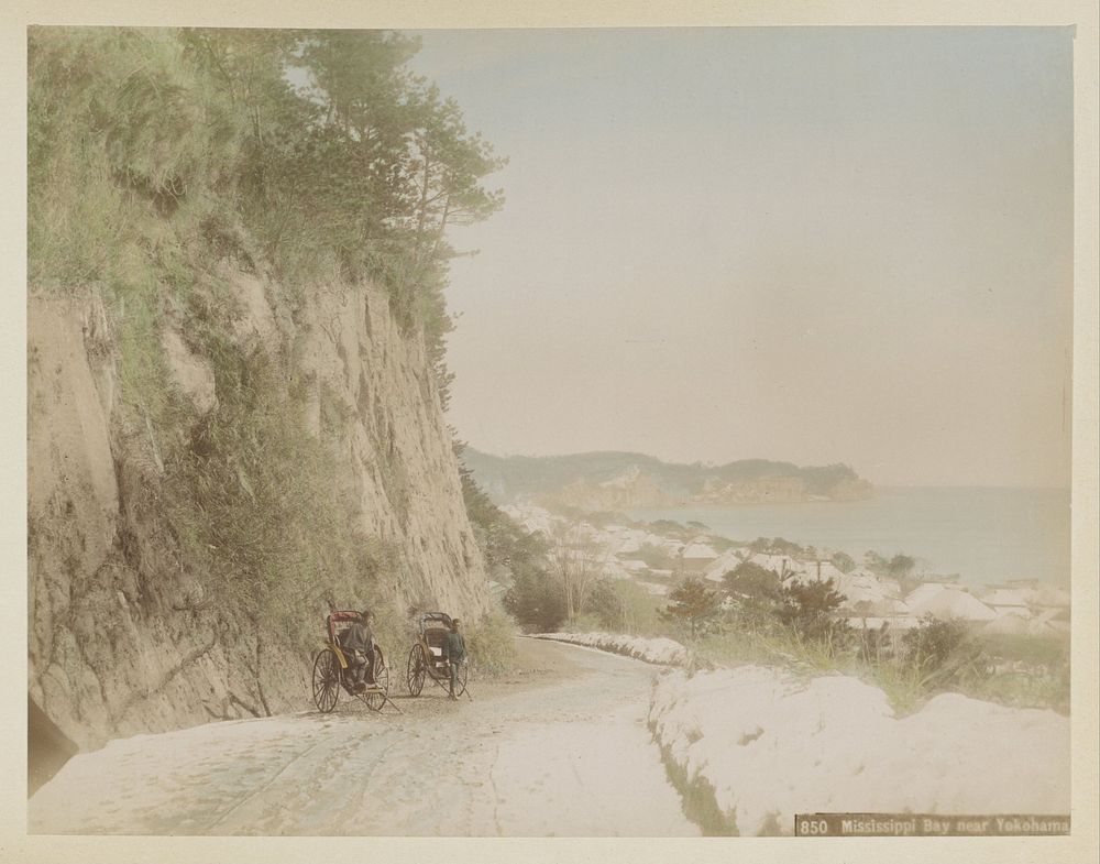 Riksjarijders op een weg bij de Mississipibaai bij Yokohama (c. 1870 - c. 1900) by anonymous