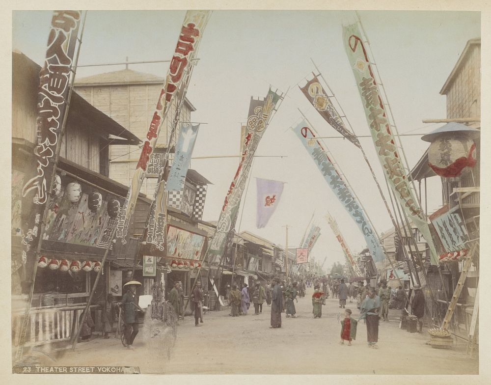Straat met theaters en voorbijgangers in Yokohama (c. 1870 - c. 1900) by anonymous