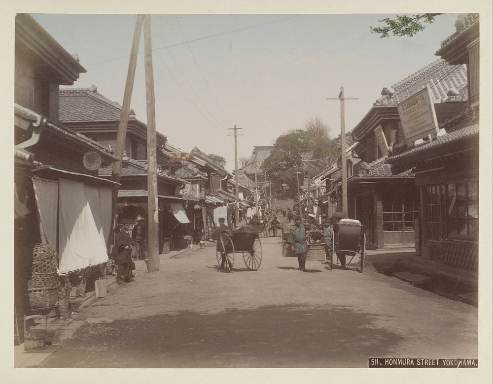 Riksjarijders en voorbijgangers in Honmurastraat in Yokohama (c. 1870 - c. 1900) by anonymous