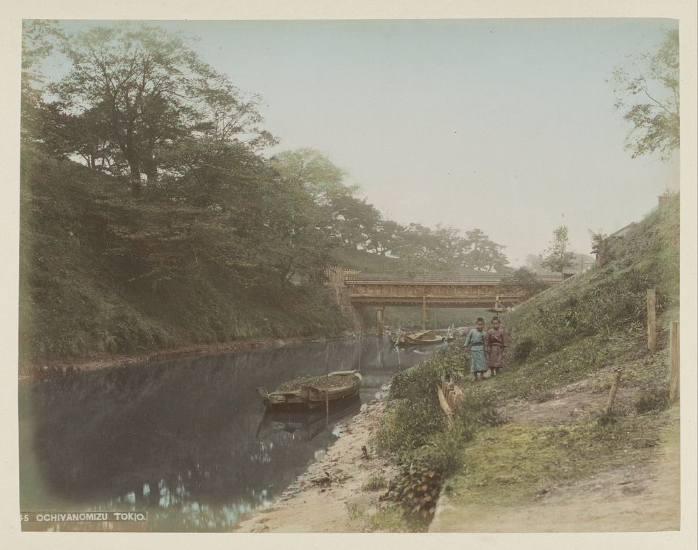 Twee kinderen langs de Kanda-rivier in Ochivanomizu bij Tokio (c. 1870 - c. 1900) by anonymous