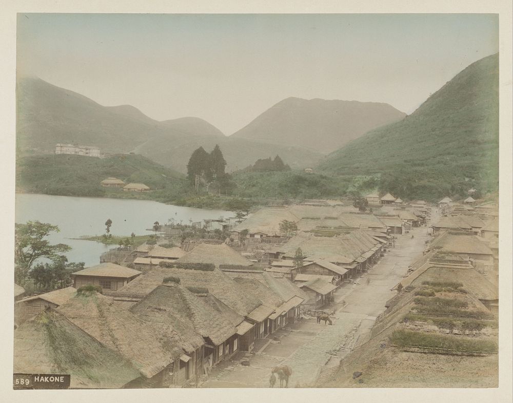 Dorp Hakone en het Ashi-meer gezien van bovenaf (c. 1870 - c. 1900) by anonymous