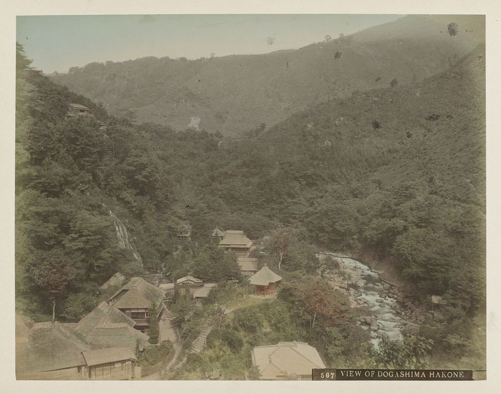 Gezicht op het dorp Dogashima bij Hakone (1870 - 1900) by anonymous