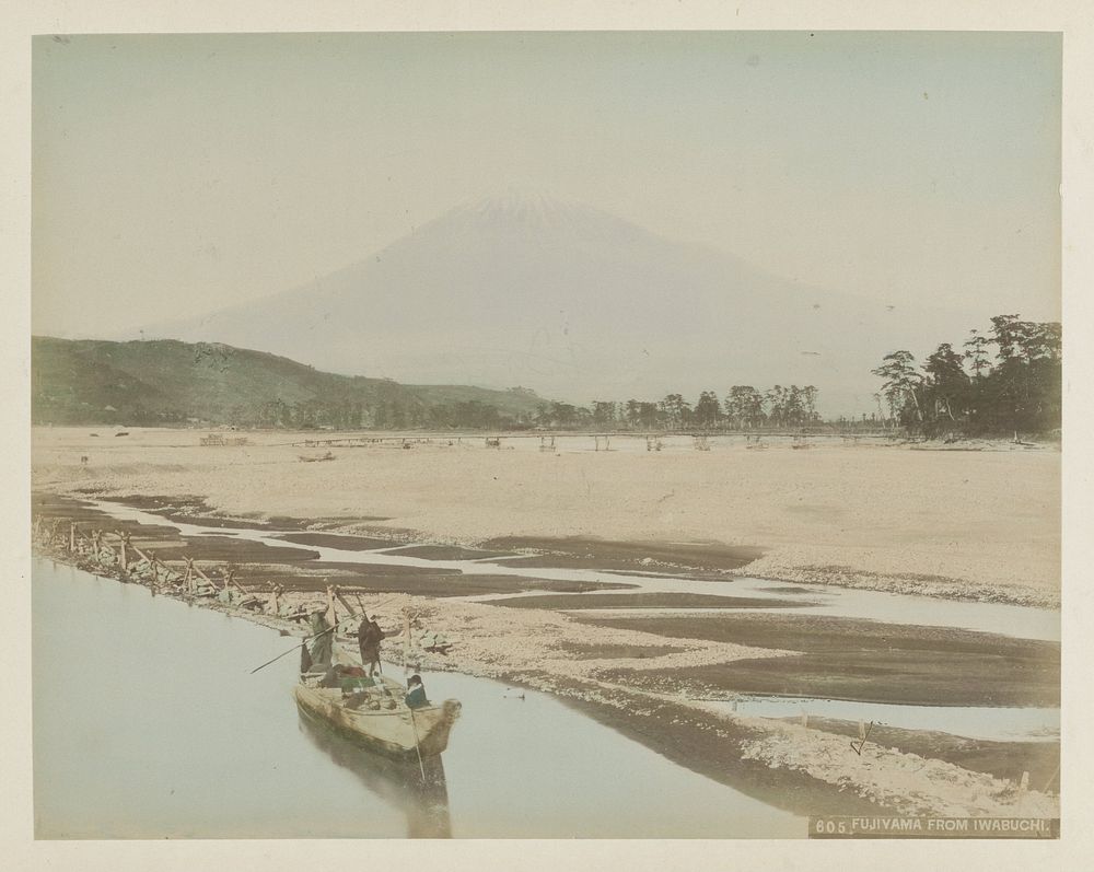 Berg Fujiyama gezien vanaf Iwabuchi, met op de voorgrond een boot (c. 1870 - c. 1900) by anonymous