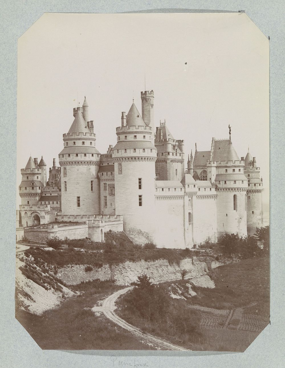 Exterieur van het kasteel van Pierrefonds (c. 1880 - c. 1900) by anonymous