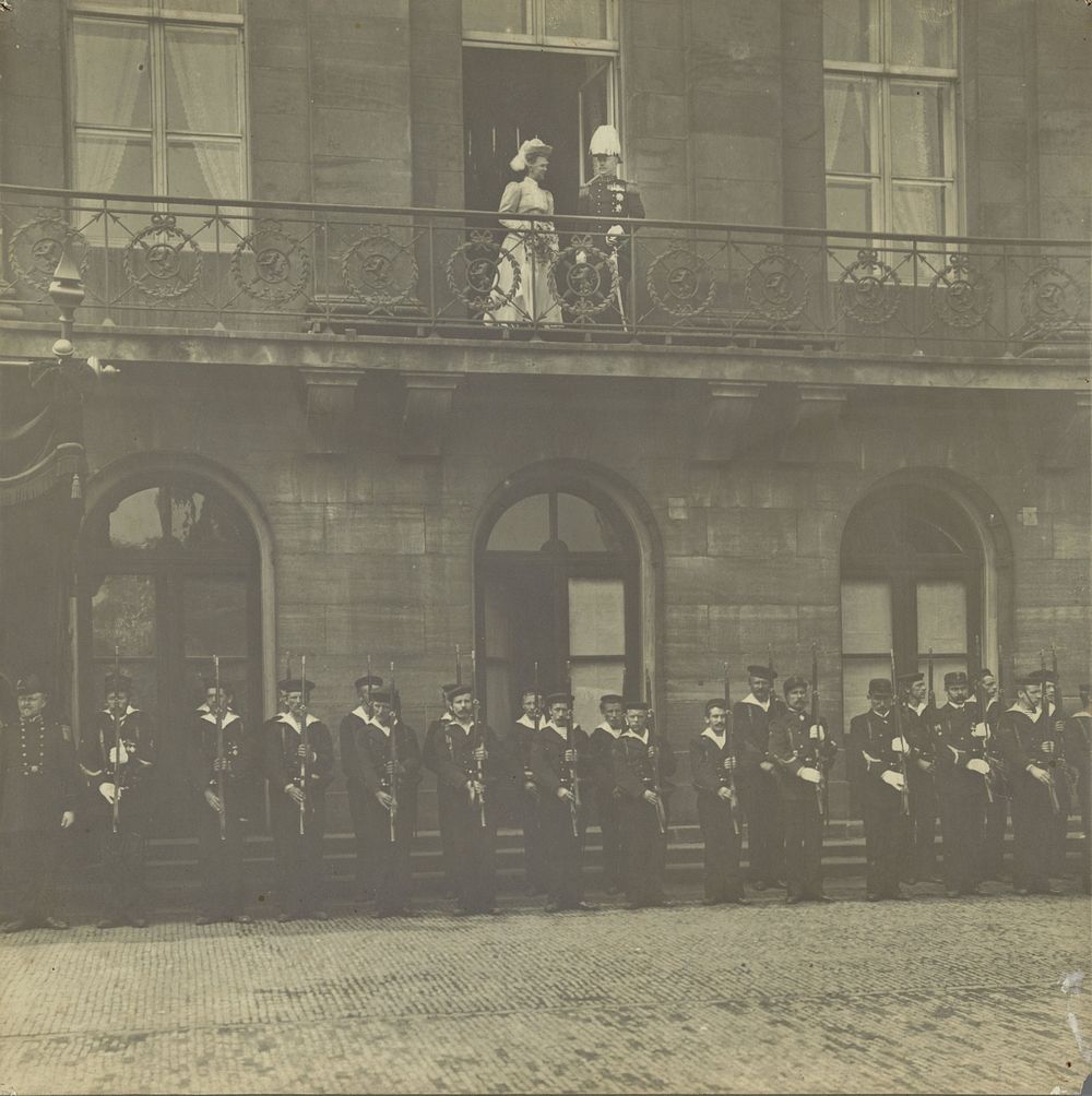 Koningin Wilhelmina en prins Hendrik op het balkon van het paleis in Amsterdam (1900 - 1920) by anonymous