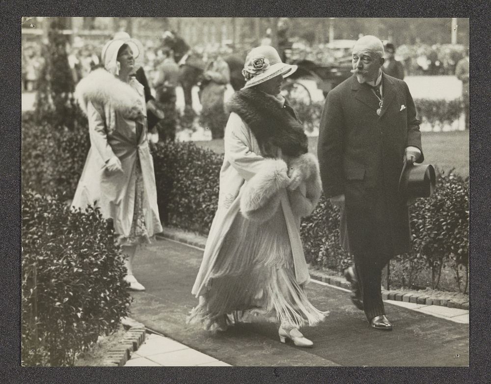 Koningin Wilhelmina, prinses Juliana en burgemeester van de Vlugt te Amsterdam (1930) by Vereenigde Foto bureaux Amsterdam