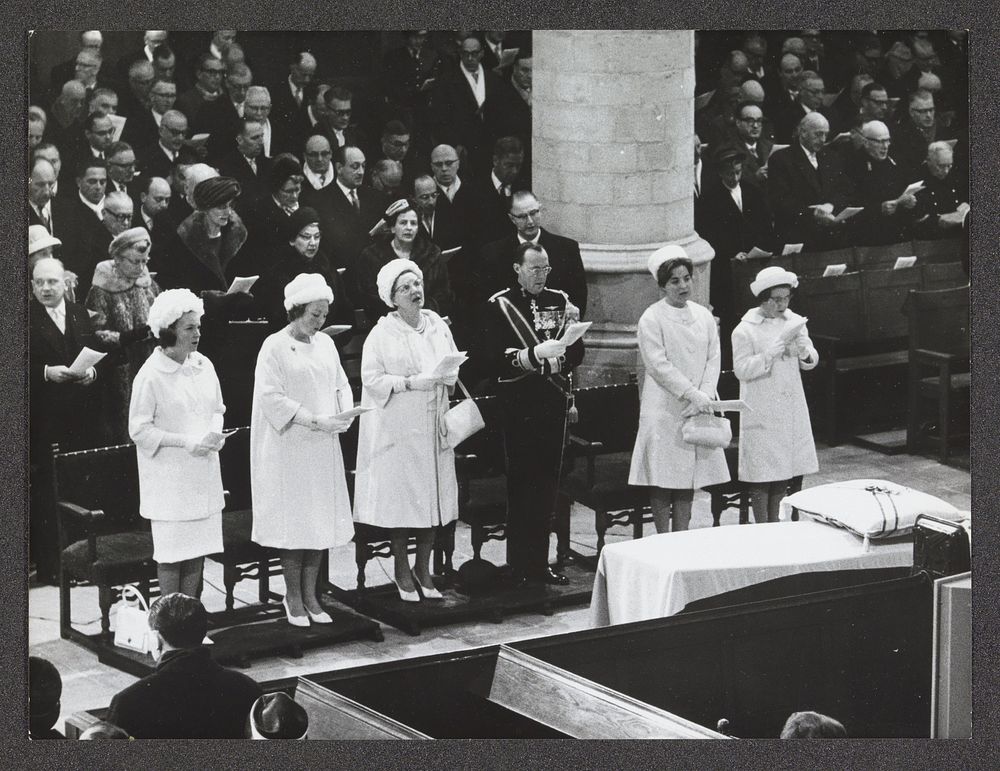 Koninklijke familie zingt in kerk tijdens de begrafenis van koningin Wilhelmina (1962) by anonymous