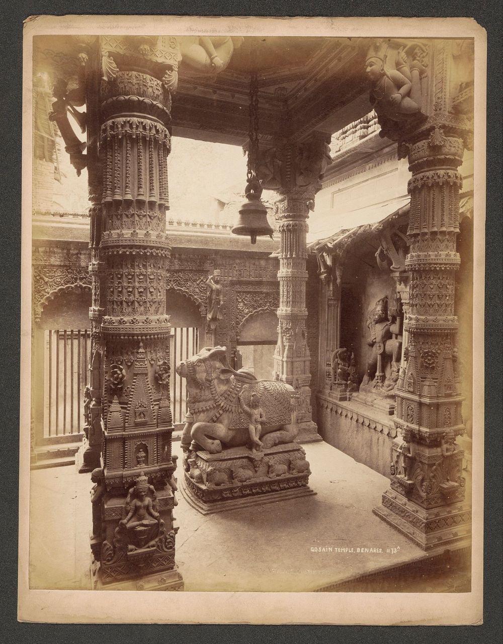 Beeld in de Gyaan Vapi, de Bron van Kennis, in de Kashi Vishwanath-tempel in Varanasi (1864 - 1866) by Samuel Bourne
