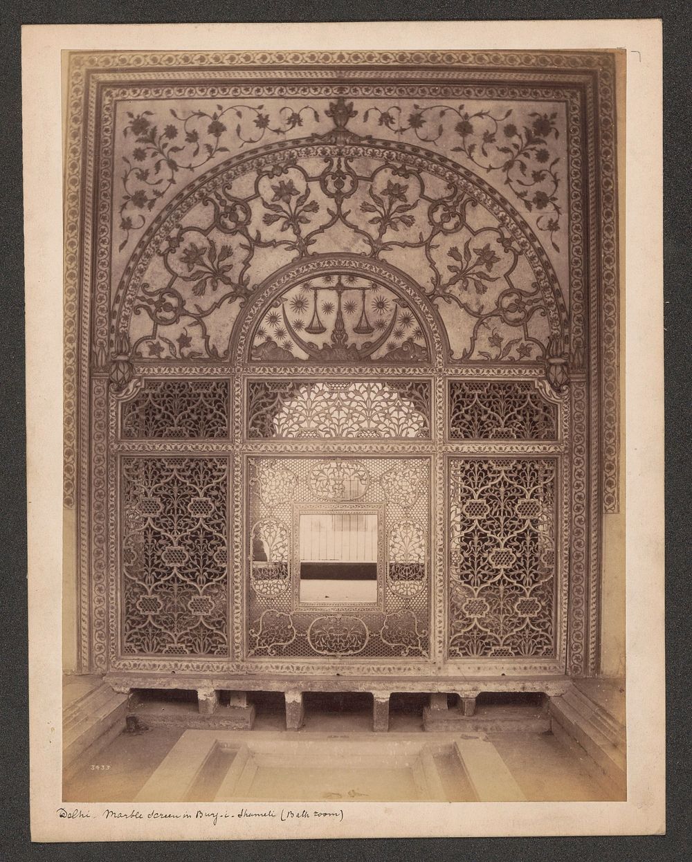 Gedecoreerd marmeren scherm in de Shahi Burj, Delhi (1868 - 1900) by Lala Deen Dayal