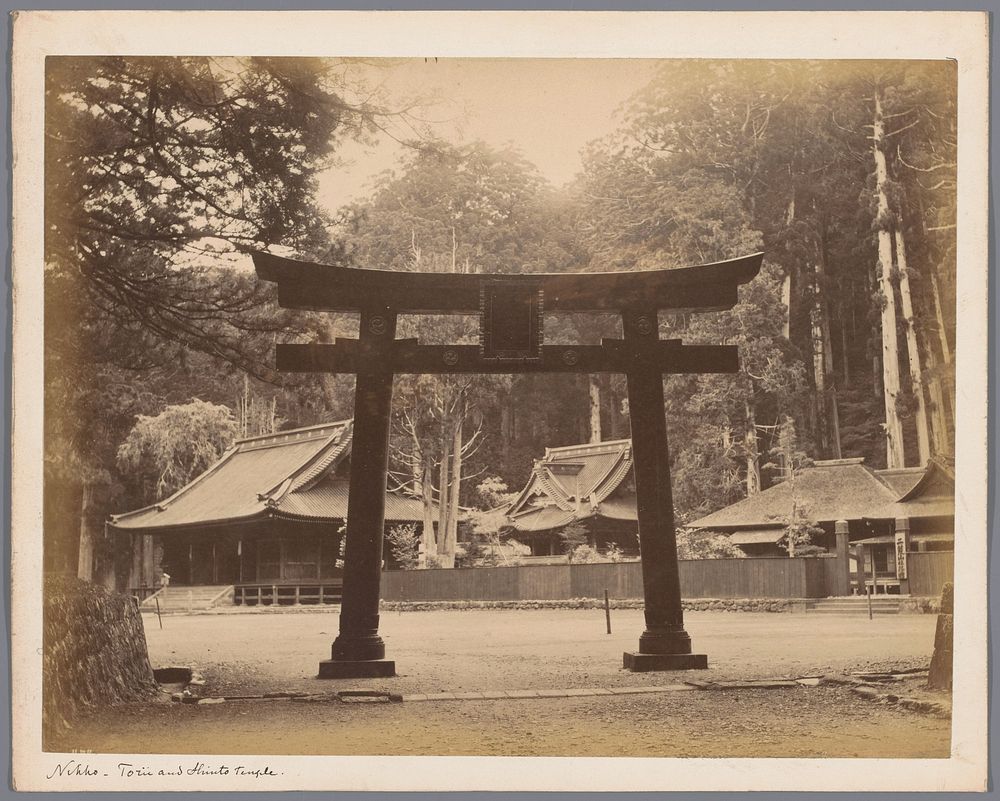 Torii bij een Shinto tempel in Nikko (1860 - 1900) by anonymous