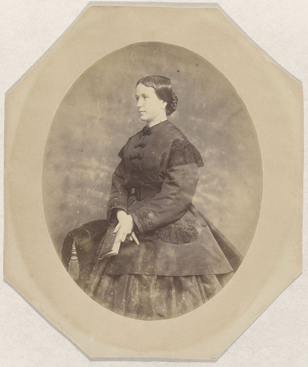 Studioportret van een vrouw met boek (1860 - 1870) by anonymous