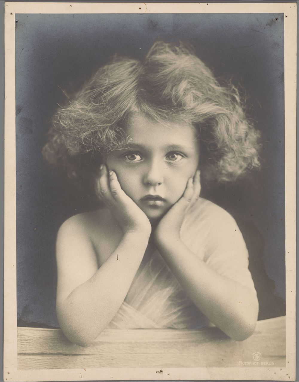 Portret van een onbekend kind met hoofd in de handen (1900 - 1930) by Rotophot