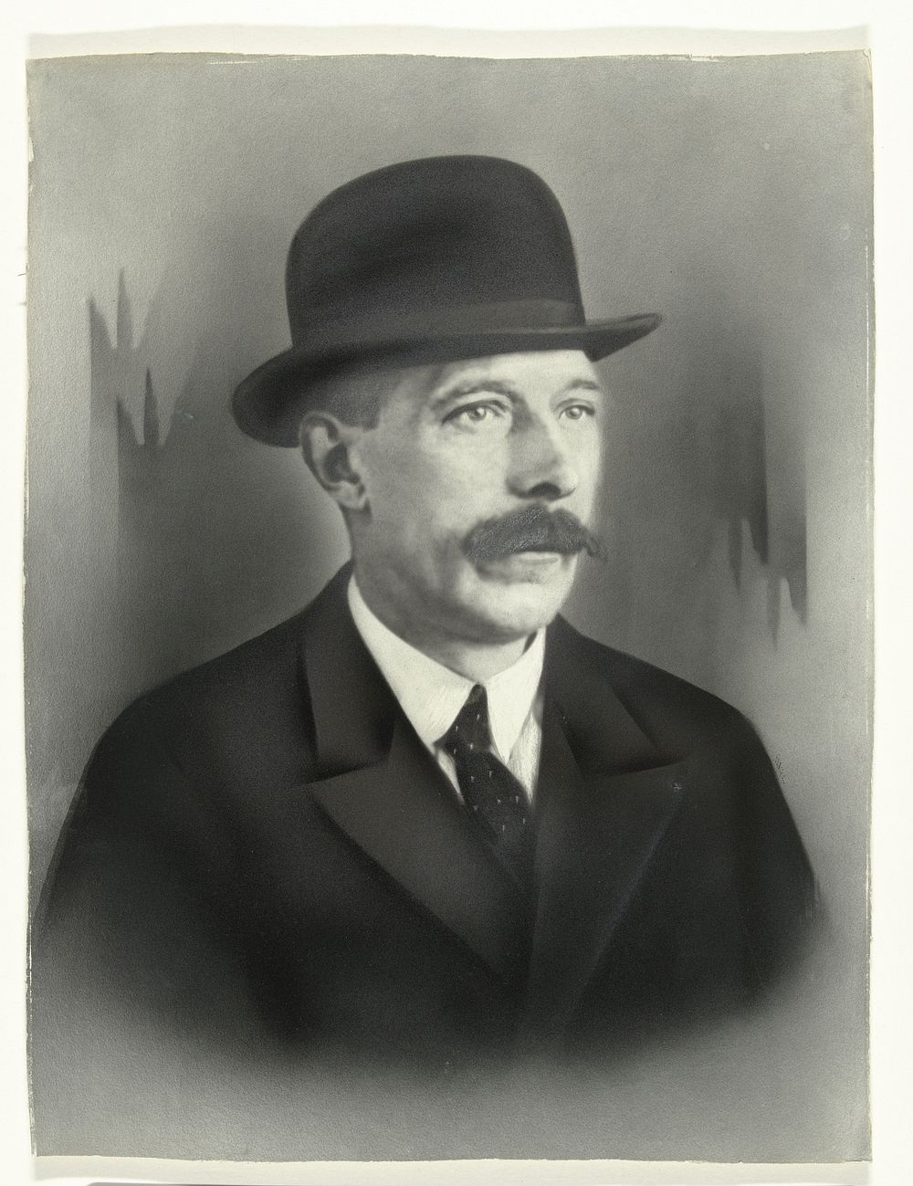 Ingekleurd portret van een man met snor en bolhoed (c. 1920 - c. 1940) by Ceko