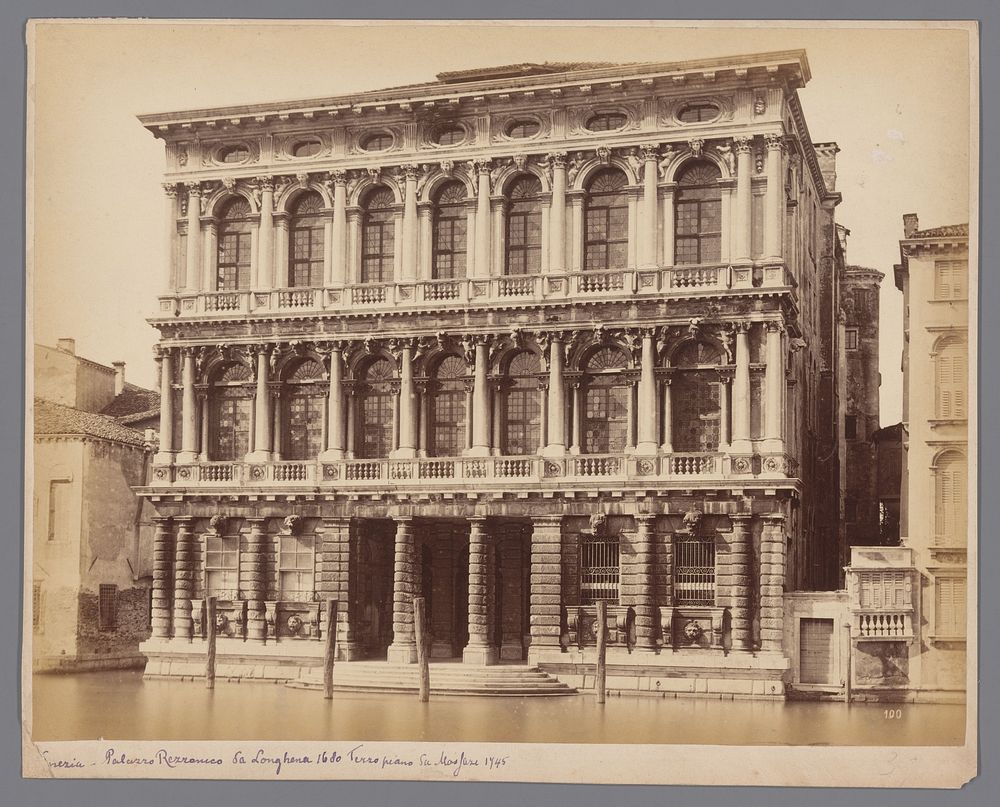 Exterieur van het Palazzo Rezzonico aan het Canal Grande te Venetië (1851 - 1900) by anonymous