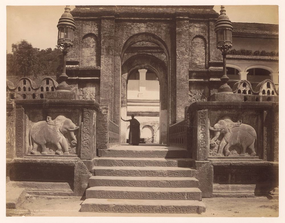 Entree van Sri Dalada Maligawa of de tempel van de heilige tand, Kandy (1876 - 1893) by Charles T Scowen and Co